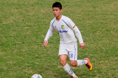 Tuyển thủ U19 Việt Nam sút phạt theo phong cách Beckham 