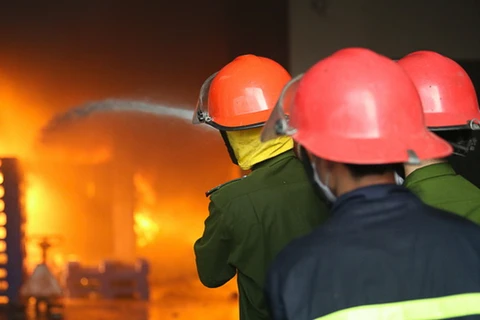 [Photo] Kho Diana bốc cháy dữ dội, khói bụi mù mịt khu Vĩnh Hưng