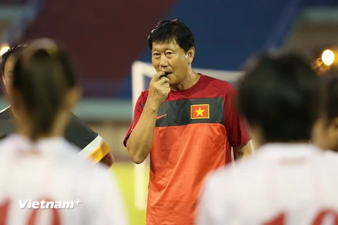 Ông Trần Vân Phát nhún mình trước đội VĐTG Nhật Bản