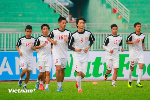 U19 Việt Nam phải tập trên mặt sân xấu như "ruộng cày"