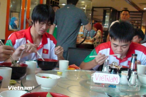 U19 Việt Nam thưởng thức phở Việt tại khách sạn hai sao Brunei 