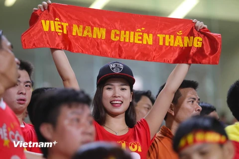 Vì U19 Việt Nam, ‘fan’ Việt cười rạng rỡ khi đến, câm lặng khi về