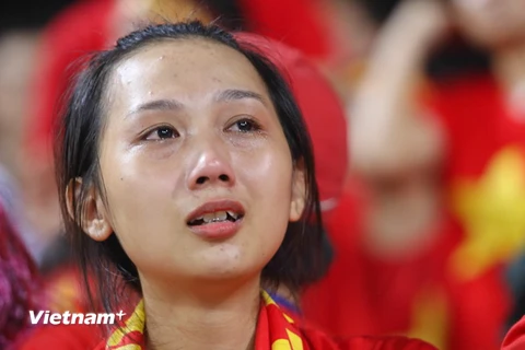 Khán giả buồn bã rời sân sau khi U19 Việt Nam thua trận
