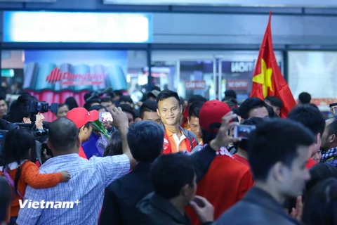 [Photo] Tuyển Việt Nam bị “fan cuồng" vây kín ở Nội Bài 