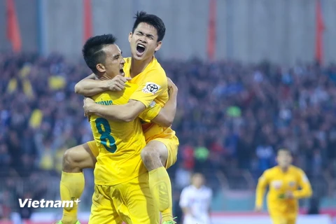 Thủ môn tuyển Việt Nam đẩy penalty, Thanh Hóa ngược dòng ấn tượng 