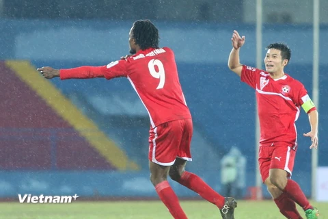 [Photo] Song sát Jamaica qua mặt trung vệ U19 Việt Nam ở Hải Phòng