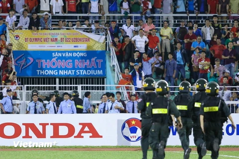 [Photo] Cảnh sát can thiệp vì fan nữ tràn vào sân tìm Công Phượng