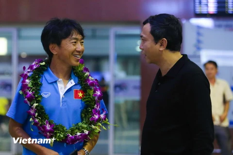 [Photo] HLV Miura rạng rỡ trở về Việt Nam trong niềm vui chiến thắng