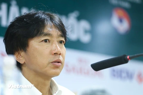 HLV Miura: "Nếu bảo U23 Việt Nam đá bạo lực, cứ xem V-League đi" 