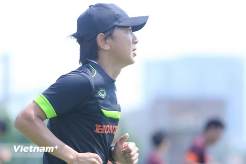 [Photo] HLV Toshiya Miura chạy khỏe hơn toàn đội U23 Việt Nam 