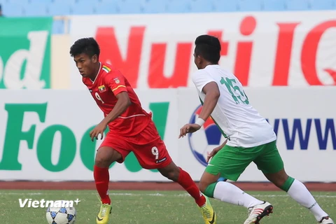 Người Myanmar (áo đỏ) đã gây bất ngờ lớn trước đối thủ Indonesia. (Ảnh: Minh Chiến/Vietnam+)