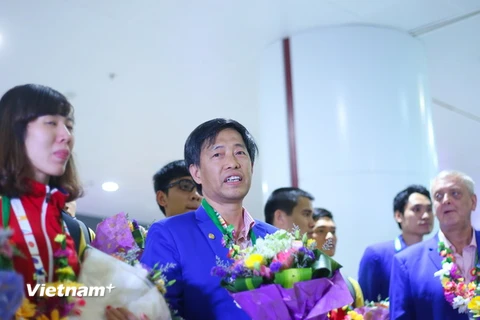 Huấn luyện viên Phùng Lê Quang và tuyển đấu kiếm Việt Nam vượt chỉ tiêu 1 huy chương vàng (tổng là 8 huy chương vàng) ở SEA Games 28. (Ảnh: Minh Chiến/Vietnam+)