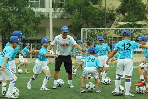 Huấn luyện viên trưởng Ngô Quang Trường của Sông Lam Nghệ An hướng dẫn các học viên ở Trại Hè năm ngoái. (Ảnh: Ban tổ chức)