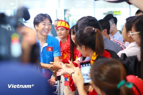 Huấn luyện viên Miura là người bước ra đầu tiên lúc hơn 16 giờ chiều nay. Đội hình U23 Việt Nam chia thành hai nhóm về Nội Bài và Tân Sơn Nhất. (Ảnh: Minh Chiến/Vietnam+)