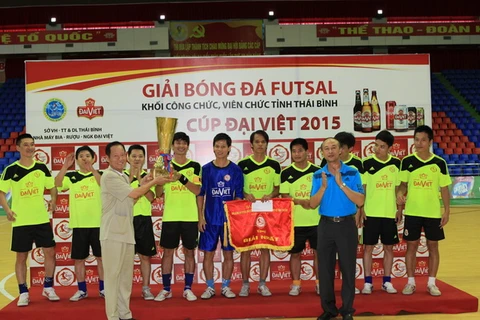 ​Ban tổ chức trao cờ và cúp vô địch cho đội Sở Y tế Thái Bình. (Ảnh: PV/Vietnam+)