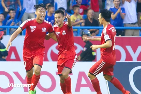 Than Quảng Ninh đã giành thắng lợi 1-0 trước SHB Đà Nẵng nhờ bàn thắng duy nhất của Mạc Hồng Quân tại trận đấu trên sân Cẩm Phả ở vòng 16 V-League tối qua (15/7). (Ảnh: Minh Chiến/Vietnam+)
