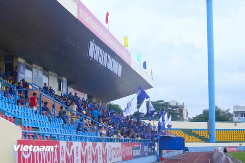 Sân Cẩm Phả ngày 15/7, tại vòng 16 V-League, chỉ khán đài B - trung tâm hội cổ động viên Than Quảng Ninh là được lấp kín hoàn toàn. (Ảnh: Minh Chiến/Vietnam+)