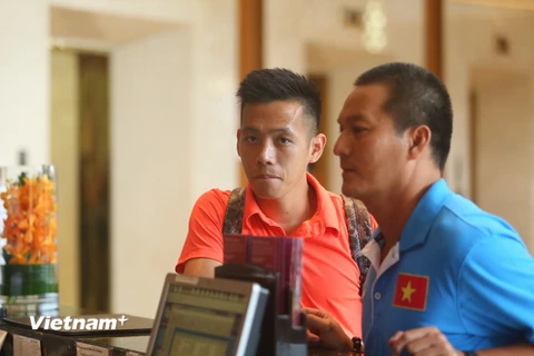 Quả bóng bạc Việt Nam phải nhờ tới một trợ lý bảo lãnh để được làm thủ tục nhận phòng khách sạn. (Ảnh: Minh Chiến/Vietnam+)