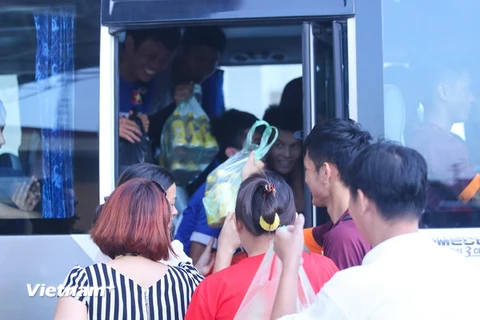 Rất nhiều tiểu thương và người hâm mộ đã chờ sẵn bên ngoài sân để tặng đồ ăn, đồ uống cho U19 Việt Nam sau trận đấu. (Ảnh: Minh Chiến/Vietnam+)
