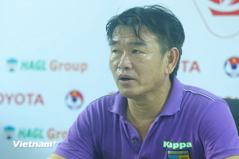 Ông Hùng tỏ ra thận trọng trong 4 vòng cuối V-League 2015. (Ảnh: Minh Chiến/Vietnam+)