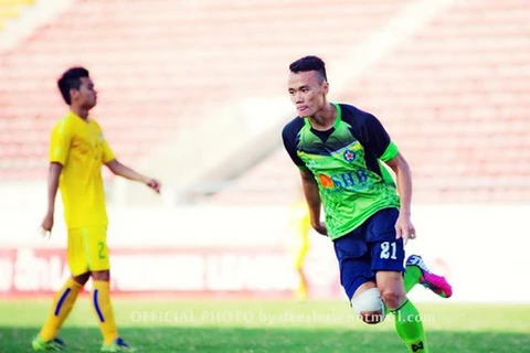 Xuân Nam (áo xanh) đang chơi cực hay tại Lao League 2015. (Ảnh: Lao League)