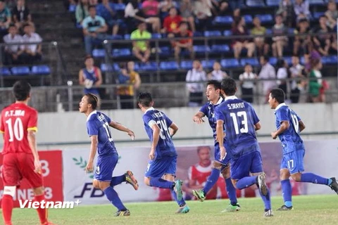 U19 Thái Lan (áo xanh) tỏ ra quá mạnh so với U19 Việt Nam. (Ảnh: Đỗ Đen/Vietnam+)
