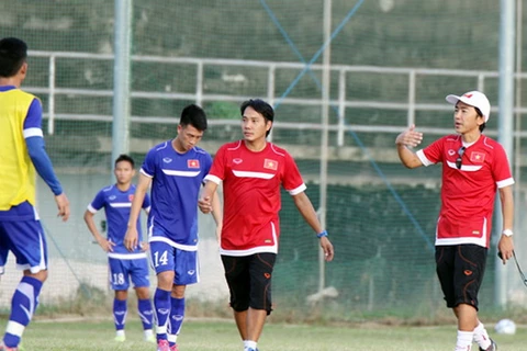 Ông Miura chỉ đạo các cầu thủ trong buổi tập thứ hai tại Đài Loan. (Ảnh: VFF)