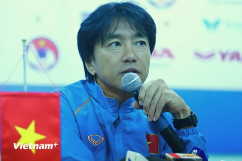 Ông Miura khen ngợi Phi Sơn vì bàn thắng quyết định cho tuyển Việt Nam. (Ảnh: Minh Chiến/Vietnam+)