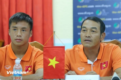 Huấn luyện viên trưởng U16 Việt Nam Đinh Thế Nam và đội trưởng Nguyễn Trọng Long (trái). (Ảnh: Đỗ Đen/Vietnam+)