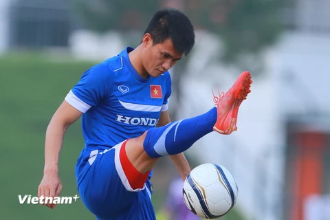 Lê Công Vinh (trái) và Thành Lương nằm trong nhóm những cầu thủ giàu kỹ thuật nhất đội bóng. (Ảnh: Đỗ Đen/Vietnam+)