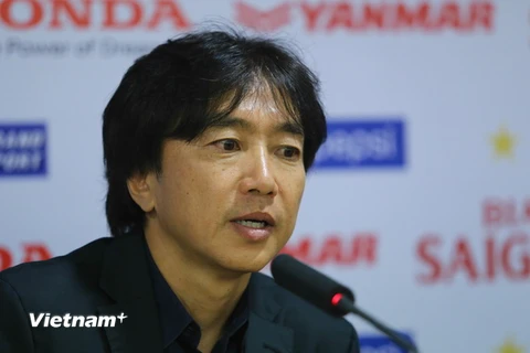 Huấn luyện viên Toshiya Miura ca ngợi các học trò, sẵn sàng cho trận gặp Thái Lan. (Ảnh: Minh Chiến/Vietnam+)
