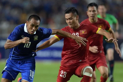 Các hậu vệ Việt Nam sẽ phải đặc biệt thận trọng trước Thái Lan trong những phút cuối trận. (Ảnh: AFP)