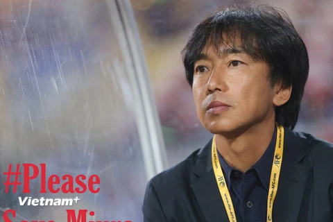Người hâm mộ Thái Lan kêu gọi bảo vệ huấn luyện viên Miura. (Ảnh: Minh Chiến/Vietnam+)