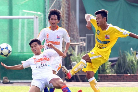 U21 Hà Nội T&T (áo trắng) vẫn đang băng băng tiến về ngôi vô địch. (Ảnh: VFF)