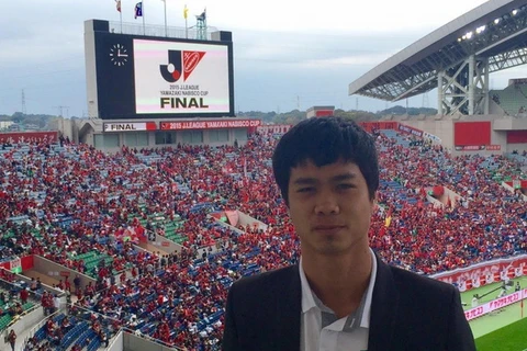 Công Phượng dự khán một trận đấu ở Nhật Bản. (Ảnh: Football Channel Asia)