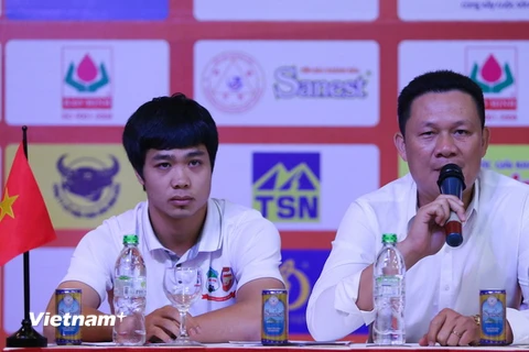 Công Phượng (trái) và ông Nguyễn Quốc Tuấn muốn lặp lại thành tích ở giải năm ngoái. (Ảnh: Minh Chiến/Vietnam+)