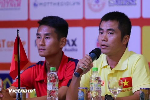 Huấn luyện viên trưởng Phạm Minh Đức (áo vàng) tự tin trước thềm giải đấu. (Ảnh: Minh Chiến/Vietnam+)