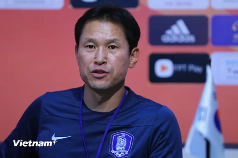 Huấn luyện viên U19 Hàn Quốc khen ngợi các cầu thủ đội bại trận. (Ảnh: Minh Chiến/Vietnam+)
