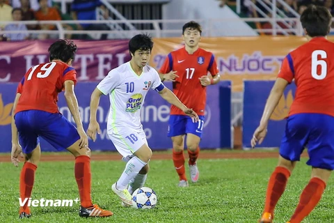 Công Phượng (áo trắng) bị vô hiệu hóa bởi các hậu vệ đẳng cấp của U19 Hàn Quốc. (Ảnh: Minh Chiến/Vietnam+)