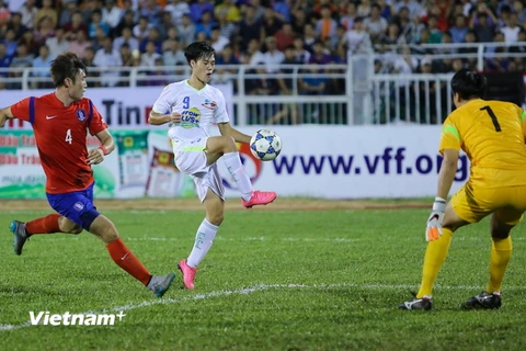 Văn Toàn (áo trắng) trong tình huống nguy hiểm nhất của U21 Hoàng Anh Gia Lai ở trận đấu này. (Ảnh: Minh Chiến/Vietnam+)