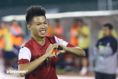 Tiền đạo Phạm Văn Thành là người nổ “pháo hiệu” mở màn cho chiến thắng hủy diệt của U21 Việt Nam trước Thái Lan tại giải U21 quốc tế hôm qua (22/11). (Ảnh: Minh Chiến/Vietnam+)