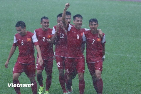U21 Việt Nam đội mưa thắng trận thứ hai liên tiếp trước U21 Singapore. (Ảnh: Minh Chiến/Vietnam+)