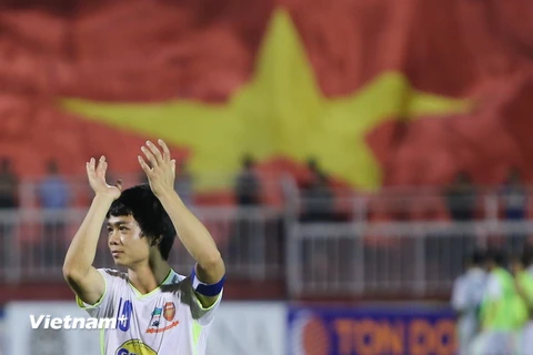 Tiền đạo của U21 Hoàng Anh Gia Lai là một trong hai cầu thủ Gia Lai đá hỏng luân lưu. Anh không dám ngẩng đầu lên nhìn cú sút quyết định cho Gia Lai của Nguyễn Phong Hồng Duy. (Ảnh: Minh Chiến/Vietnam+)