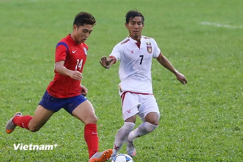 U19 Hàn Quốc (áo đỏ) đang là ứng cử viên hàng đầu cho ngôi vô địch. (Ảnh: Minh Chiến/Vietnam+)