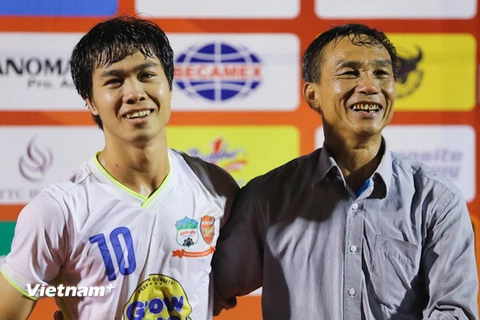 Công Phượng lao thẳng lên khán đài ôm lấy người cha Nguyễn Công Bảy (sơ-mi xanh sau bàn thắng ấn định tỷ số 2-0 cho U21 Hoàng Anh Gia Lai trước U19 Hàn Quốc. (Ảnh: Minh Chiến/Vietnam+)