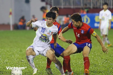 Công Phượng (số 10) và đồng đội có một trận chung kết tuyệt vời khi đánh bại đối thủ được đánh giá cao hơn là U19 Hàn Quốc với tỷ số 2-0. (Ảnh: Minh Chiến/Vietnam+)