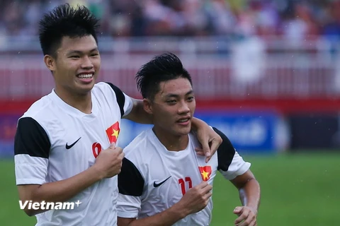 Ti Phông (số 11) đã nối gót đồng đội Văn Thành (số 9) bước lên U23 Việt Nam. (Ảnh: Minh Chiến/Vietnam+) 