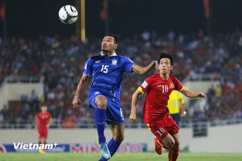 Đội tuyển Thái Lan (áo xanh) đang trên chân toàn bộ Đông Nam Á. (Ảnh: Minh Chiến/Vietnam+)