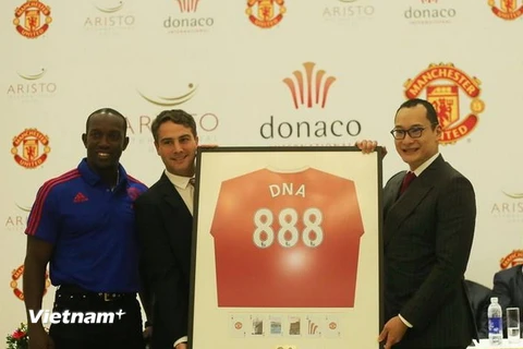 Đại diện Donaco nhận món quà lưu niệm từ phía Manchester United. (Ảnh: Đăng Huỳnh/Vietnam+)