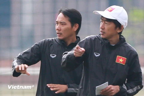 Huấn luyện viên Miura (phải) tin rằng thời tiết trong Nam sẽ giúp các cầu thủ có thể lực sung mãn hơn. (Ảnh: Minh Chiến/Vietnam+)